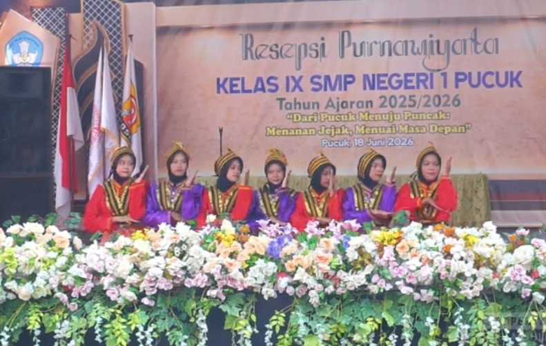 Tari Saman SMA MUH1BA Sambut Tamu Undangan Purnawiyata SMPN 1 Pucuk