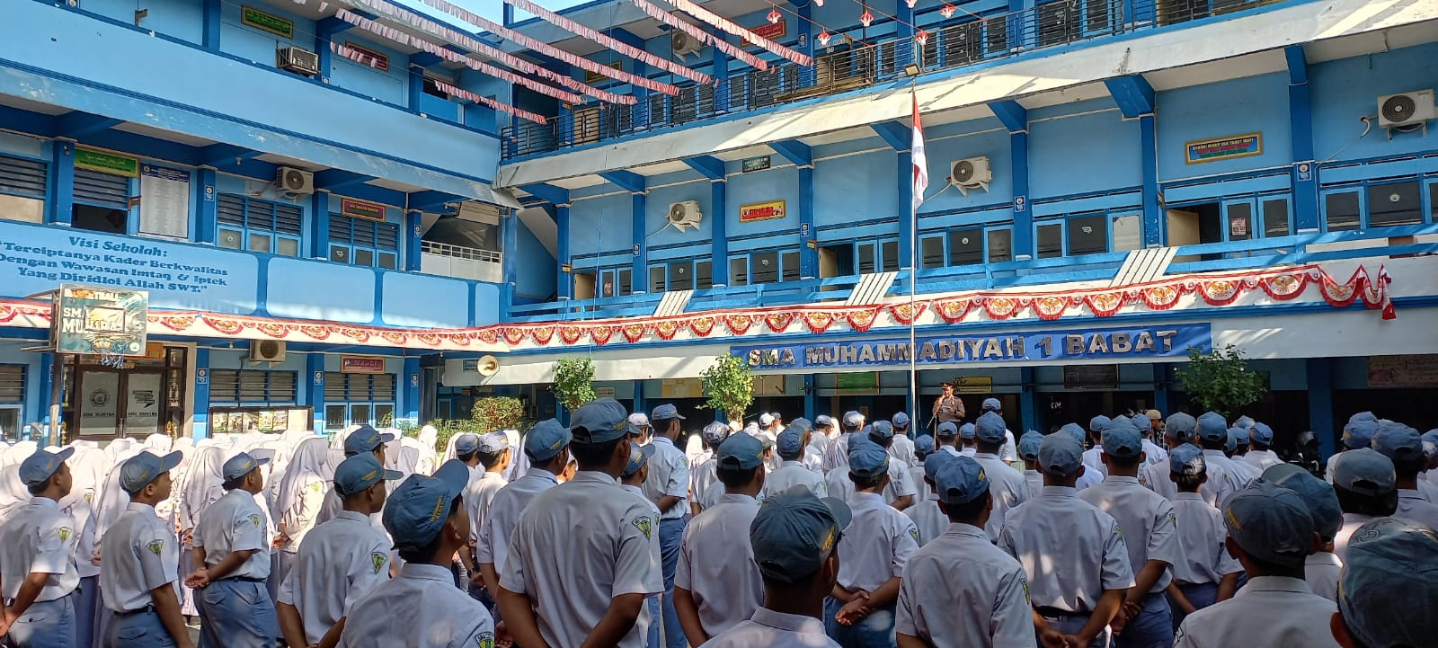 Menjadi Pembina Upacara di SMA Muhammadiyah 1 Babat, Kapolsek Babat Sampaikan Pesan Tentang Kenakalan Remaja